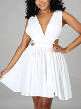 Minikleid mit V-Ausschnitt und Cut-Outs